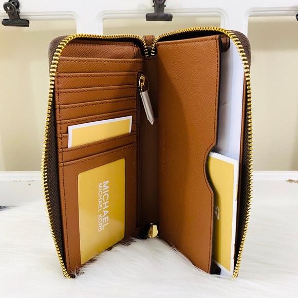 Michael Kors Jet Set Travel Large Flat Phone Case - Picture 8 of 10